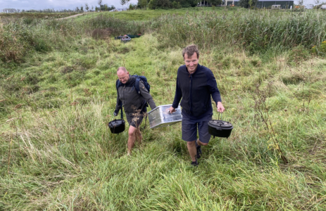 dragen kookspullen door het gras canoe editie