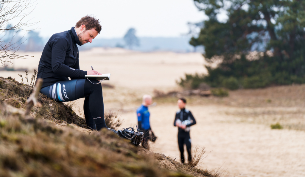 Deelnemers tijdens een uitdagende Mountainbike Leiderschapstraining door de natuur.