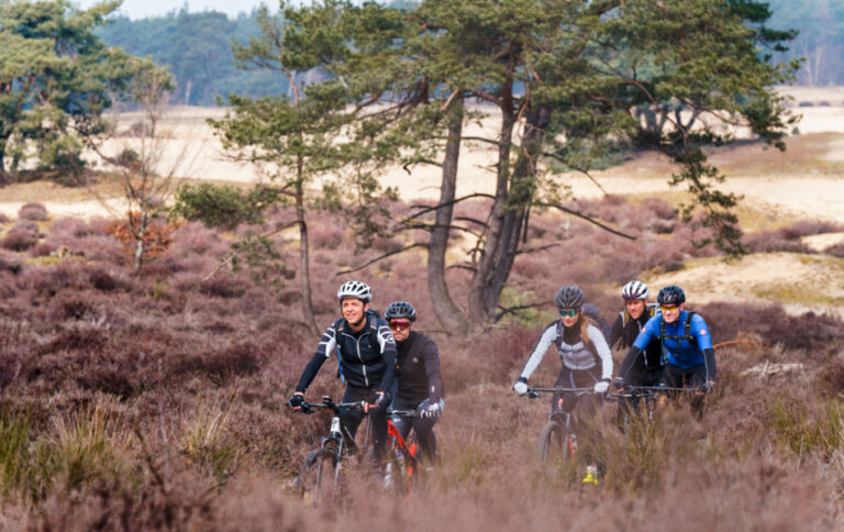 Deelnemers van het leiderschap programma outdoor MTB fietsen door de natuur voor persoonlijke groei