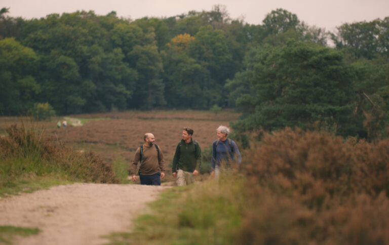 Deelnemers wandelen door de natuur tijdens het leiderschap programma outdoor.