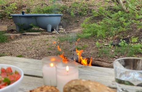 Luxe tent met vuur en natuur tijdens het leiderschap programma outdoor