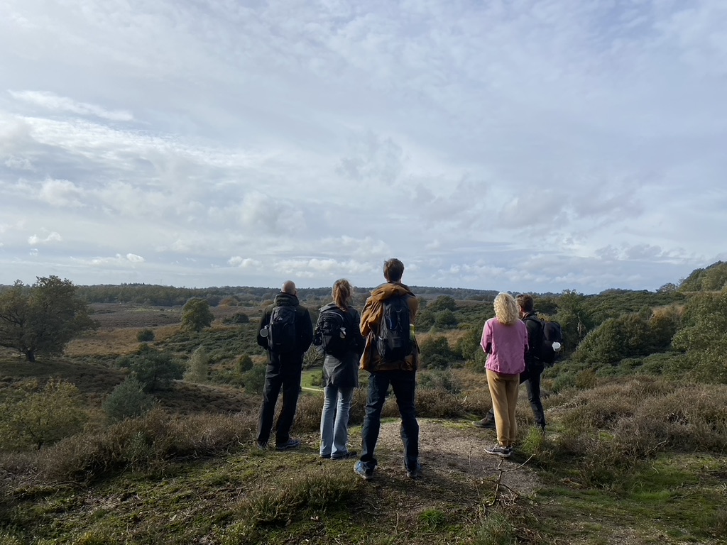 Een groep deelnemers aan een leiderschap programma reflecteert in de natuur.