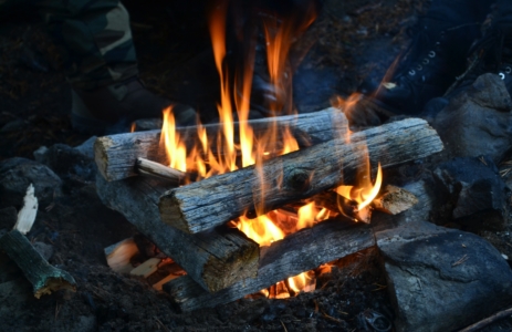 Kampvuur tijdens het Presence Outdoor Programma.