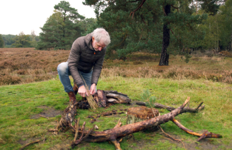 Voorbereiding van een kampvuur tijdens een leiderschapsprogramma in de natuur.