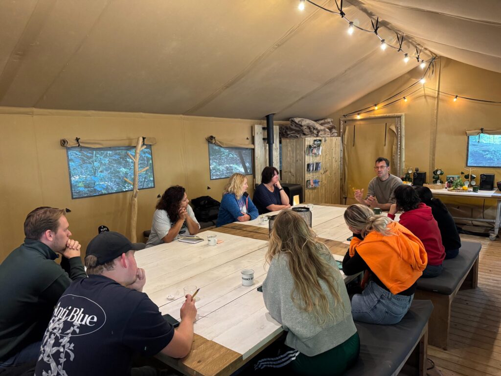 Groep in dialoog tijdens incompany leiderschapstraining met Presence Outdoor