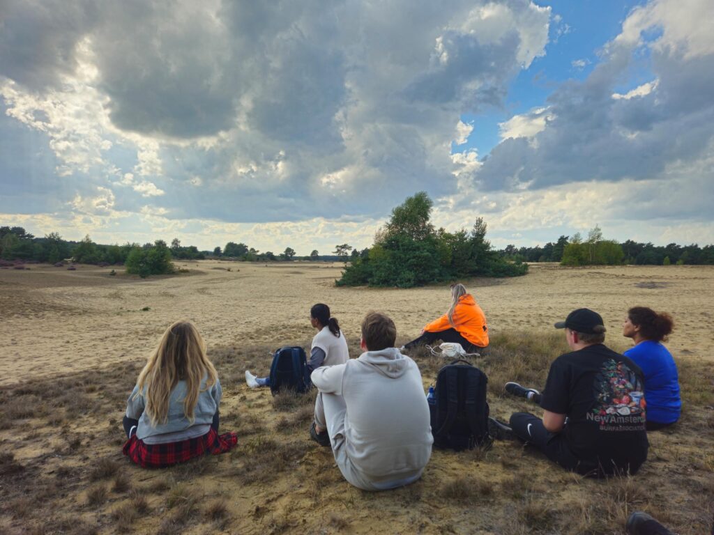 Teamreflectie in stilte tijdens incompany leiderschapstraining op de Veluwe